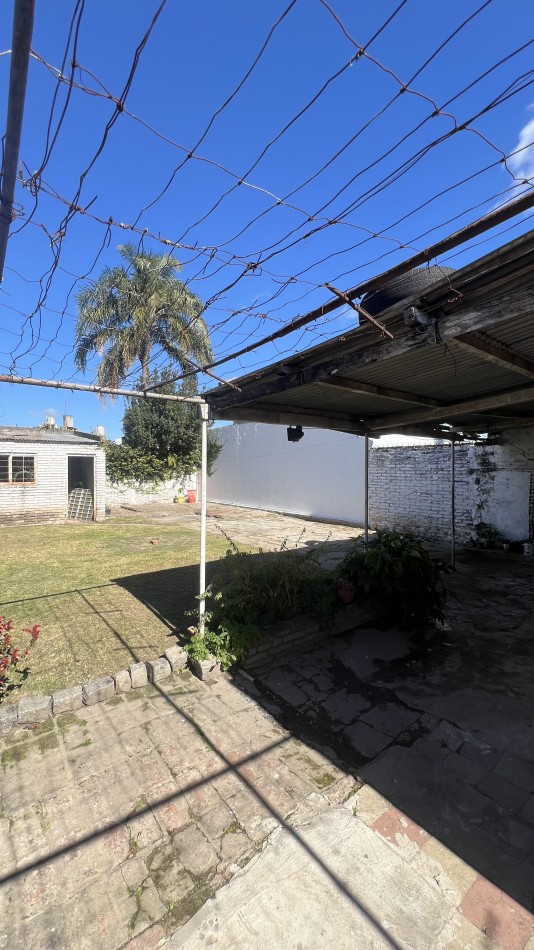 Increible casa en venta en Alberti 2600 2 dorm