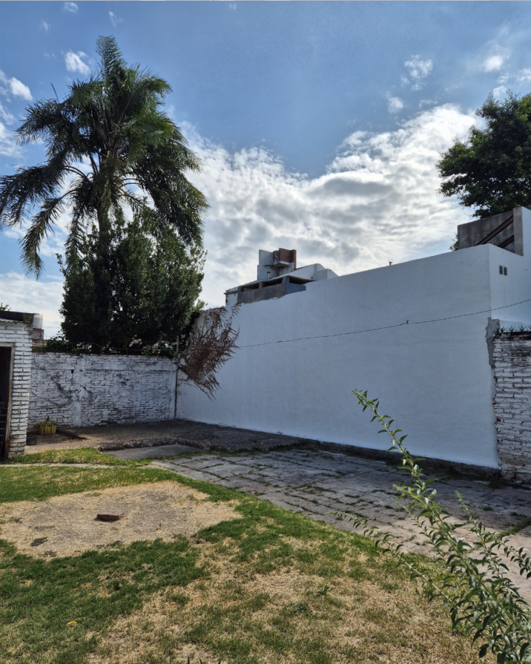 Increible casa en venta en Alberti 2600 2 dorm