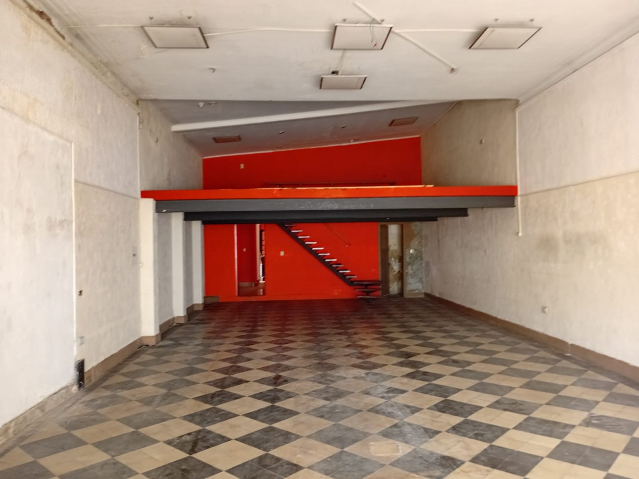 Amplio salon comercial en pleno centro — 1era Junta 2600