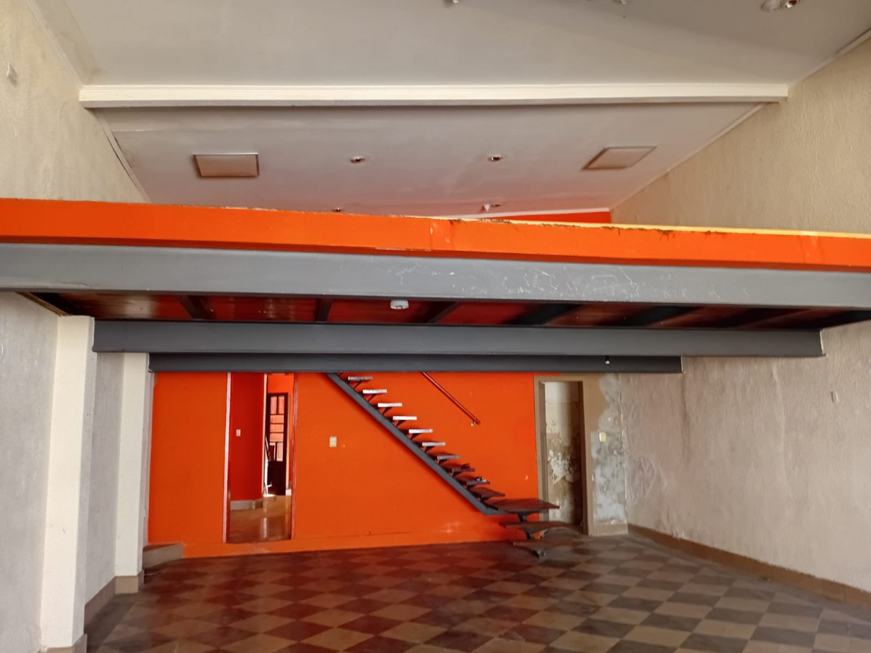 Amplio salon comercial en pleno centro — 1era Junta 2600