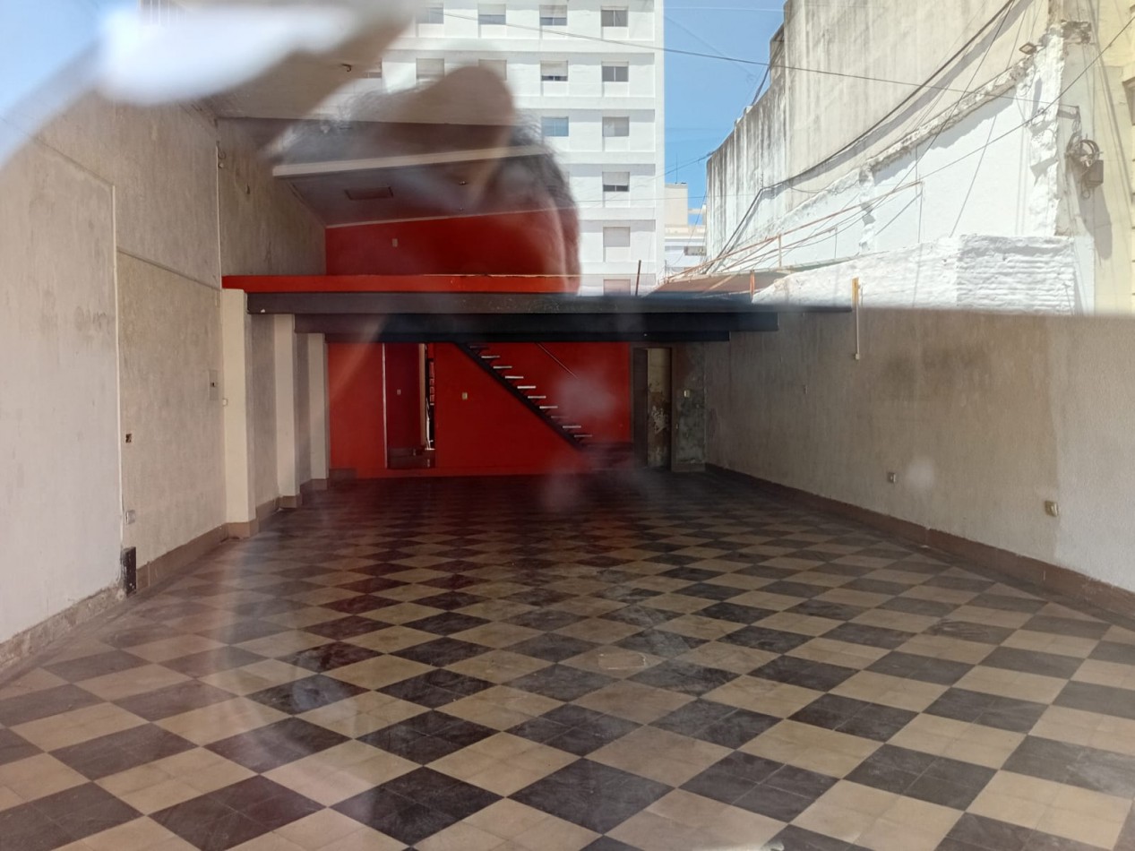 Amplio salon comercial en pleno centro — 1era Junta 2600