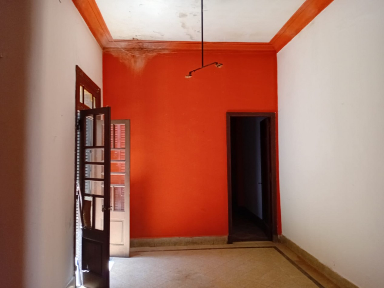 Amplio salon comercial en pleno centro — 1era Junta 2600