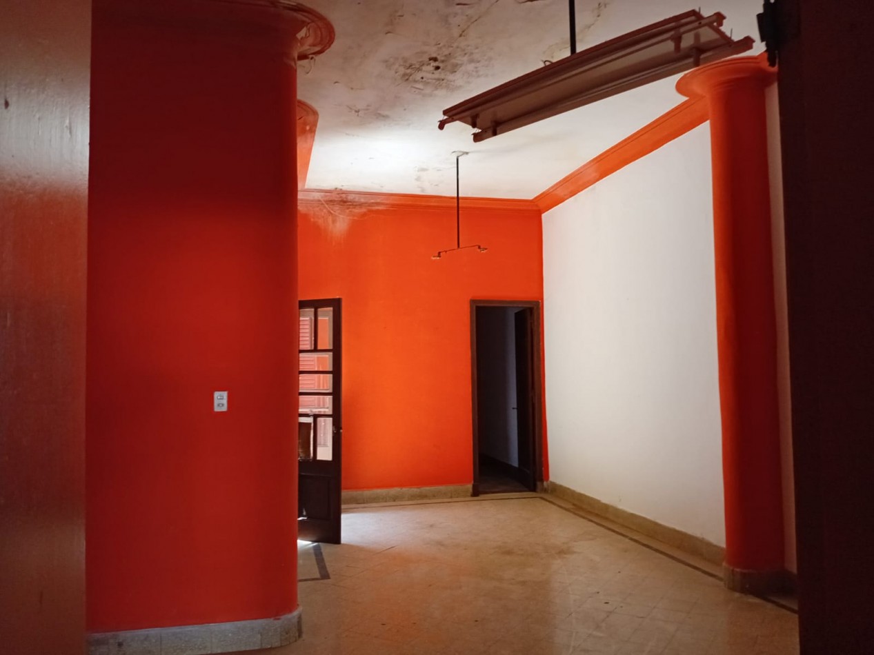 Amplio salon comercial en pleno centro — 1era Junta 2600