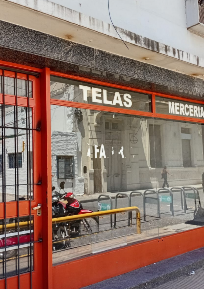 Amplio salon comercial en pleno centro — 1era Junta 2600